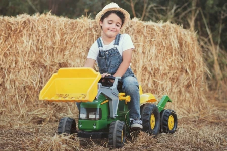 Mali rolnicy w akcji! Dlaczego traktor na akumulator to świetna zabawka dla dziecka?